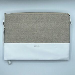 NWOT Alice D. Monaco White & Canvas Wristlet